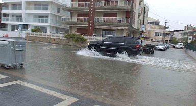 Burhaniye'de sağanak yağış yolları göle çevirdi, bazı evlerin bodrumlarını su bastı