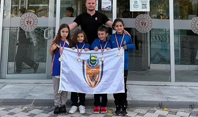 Bursa İnegöl'ün sporcuları yüzmede Türkiye dereceleriyle döndü