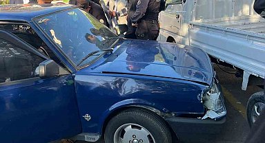 Bursa'da direksiyon hakimiyetini kaybeden sürücü kamyonete çarptı