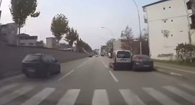 Bursa'da kazalar araç kamerasına yansıdı