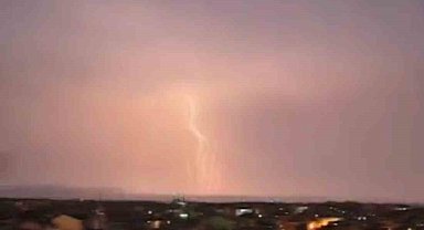 Bursa'da şimşekler geceyi gündüze çevirdi