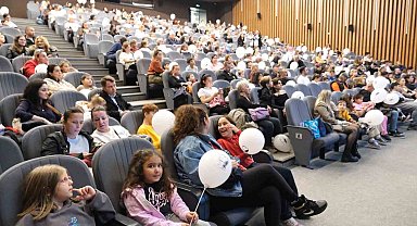 Büyükçekmeceli çocuklar, çocuk hakları gününde tiyatroda buluştu
