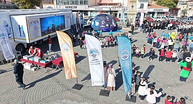 Büyükşehir'in Bilim ve Teknoloji Hizmeti Mobil Dijital Gençlik Merkezinin ilk durağı İncesu oldu