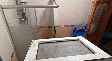 Camı kırıp eve girdi, yaşlı kadının ağzını bantlayıp altınları çaldı