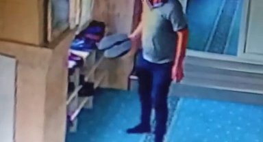 Camide ayakkabıları tek tek inceledi, beğendiğini çaldı