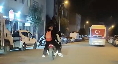 Çanakkale'de motosiklete binen 5 genç adeta ölümle dans etti