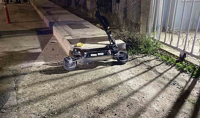 Çarpışmanın etkisiyle başını kaldırıma vurdu, ağır yaralandı