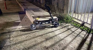 Çarpışmanın etkisiyle başını kaldırıma vurdu, ağır yaralandı