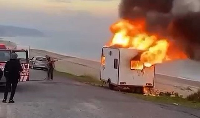Çatalca'da alevler arasında kalan karavan küle döndü