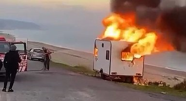 Çatalca'da alevler arasında kalan karavan küle döndü