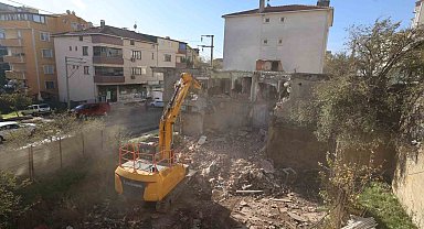 Çayırova'da metruk bina yıkıldı