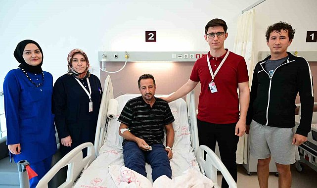 Çekiç kullanırken gözüne metal parça saplandı