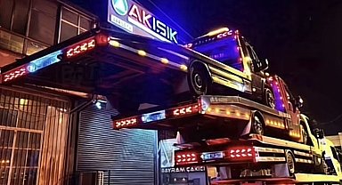 Çekici operatöründen şaşırtan gösteri: Bir çekicinin üzerine 3 çekici yükledi