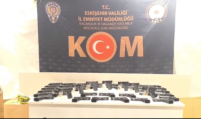 Çekicinin üzerindeki araçtan 480 adet tabanca ve ve 6 bin 812 adet silah parçası çıktı