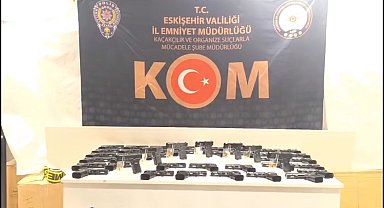 Çekicinin üzerindeki araçtan 480 adet tabanca ve ve 6 bin 812 adet silah parçası çıktı