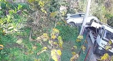 Çekiciye yüklenirken geri viteste unutulan araç rampadan uçtu: 2 yaralı