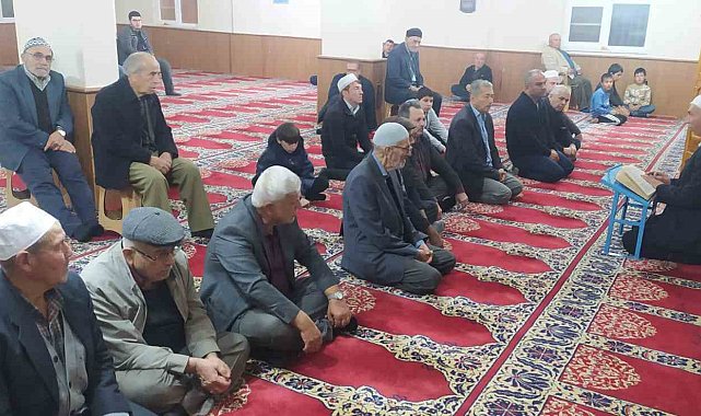 Cemaat Mutaflar Camii'nde sabah namazında bir araya geldi