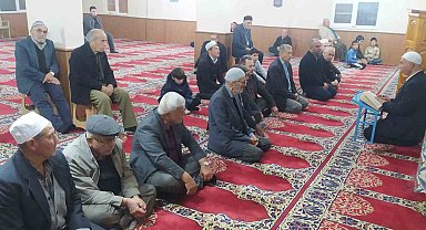 Cemaat Mutaflar Camii'nde sabah namazında bir araya geldi