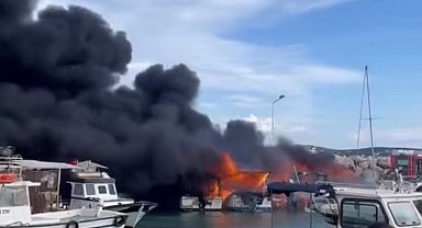 Çeşme'de korku dolu anlar: Tekneler alevlere teslim oldu