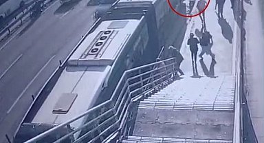 Cevizlibağ'da metrobüs engelli yolcuya çarptı, yaşlı adam hayatını kaybetti: O anlar kamerada