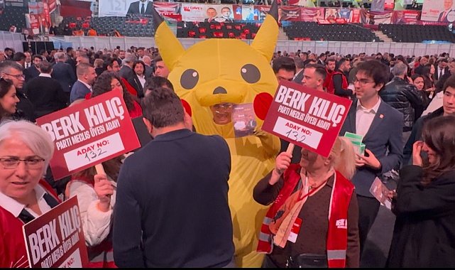CHP Kurultayı'na bir kişi Pikachu kostümüyle katıldı