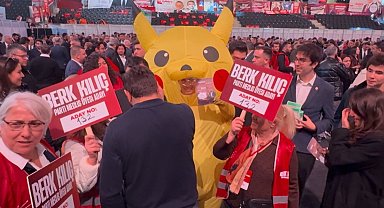 CHP Kurultayı'na bir kişi Pikachu kostümüyle katıldı