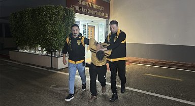 Çocuğun kafasını arabaya vurup yere fırlatan şahıs çocuğun babası çıktı, gözaltına alındı