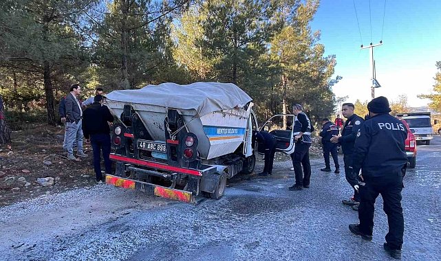 Çöp kamyoneti seyir halinde alev aldı