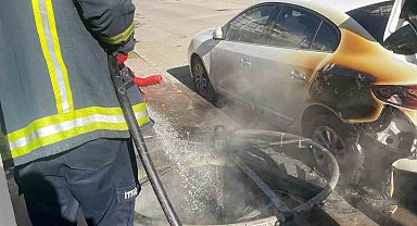 Çöpe atılan yanıcı madde otomobili yaktı