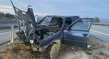 Çorum'da otomobil bariyere çarptı: 2 yaralı