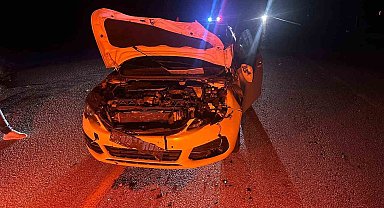 Çorum'da otomobil yola çıkan danaya çarptı: 2 yaralı