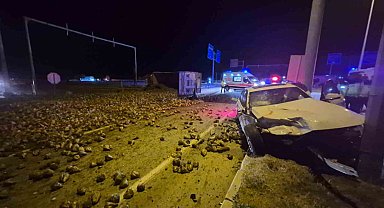 Çorum'da şeker pancarı yüklü tır ile otomobil çarpıştı: 3 yaralı