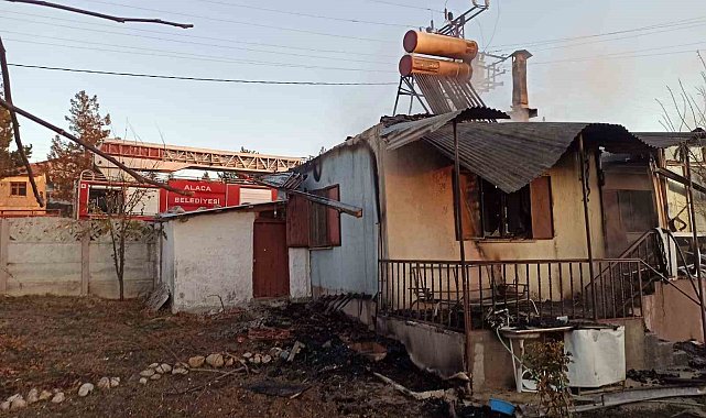 Çorum'da yangına teslim olan ev kullanılamaz hale geldi: 1 yaralı