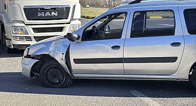 D-100'de tırın önüne kattığı araç hasar aldı