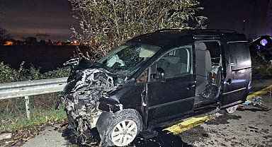 D-140'da kaza yapan araçlar hurdaya döndü: 1 ölü, 2 yaralı