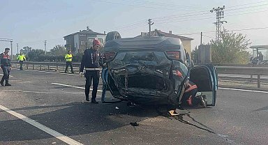 D-650'de otomobil takla attı: 2 yaralı