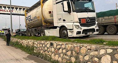 D-650'de park halindeki tıra çarpan otomobil hurdaya döndü: 1'i ağır 3 yaralı