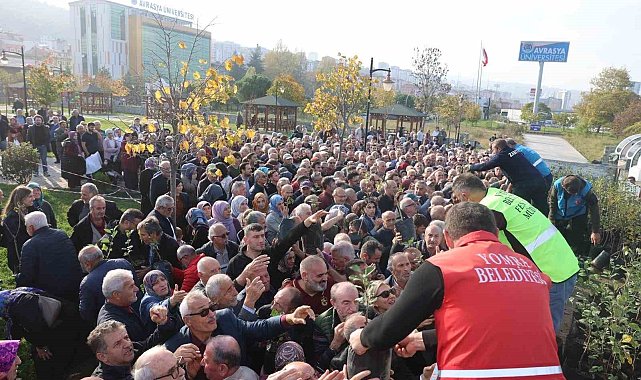 Dağıtılan elma ve armut fidanlarından almak için birbirleri ile yarıştılar