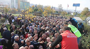 Dağıtılan elma ve armut fidanlarından almak için birbirleri ile yarıştılar