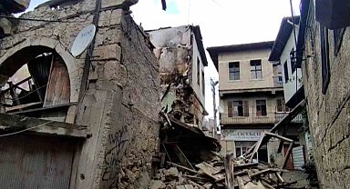 Daha önce yangında zarar gören eski bina yağışlı havada çöktü