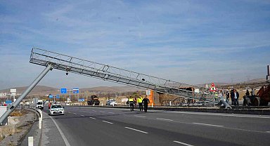 Damperi açılan kamyon EDS direğine çarparak devrildi