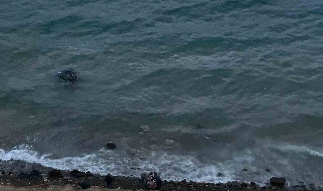 Datça'da virajı alamayan araç denize uçtu: 1 yaralı