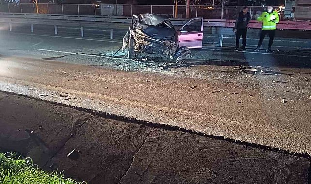 Demir bariyerlere çarpan otomobil parçalandı: Sürücü yaralandı