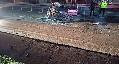 Demir bariyerlere çarpan otomobil parçalandı: Sürücü yaralandı