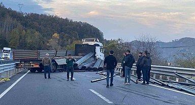 Demir yüklü tır bariyerlere çarptı, yol trafiğe kapandı