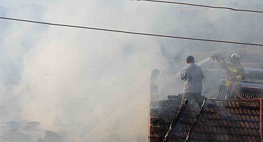 Demirci'de çıkan yangında bir ev kullanılamaz hale geldi