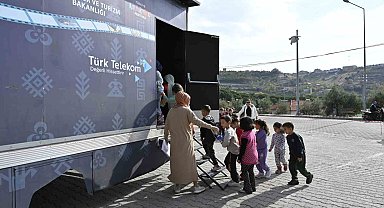 Demirci'de gezen sinema tırı çocuklara unutulmaz anlar yaşattı