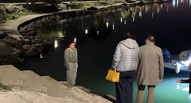 Denize atlamak isteyen genç kızı anne ve babası ikna etti