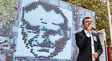 Denizli'de belediye personelleri Atatürk silüeti oluşturdu