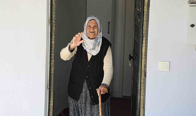Depremde 41 ev ağır hasar almıştı, yıkılıp yapıldı: 90 yaşındaki Fatma nine yeni evine yerleşmenin mutluluğunu yaşadı